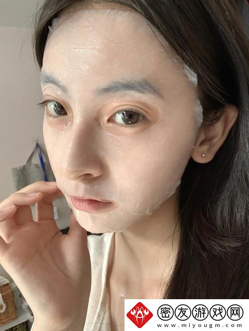 一个在上吃一个在下面敷面膜：享受生活的双重美好