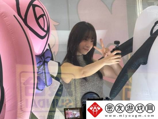 伊织萌妮姬线下活动新图！修身长裙媚眼如丝