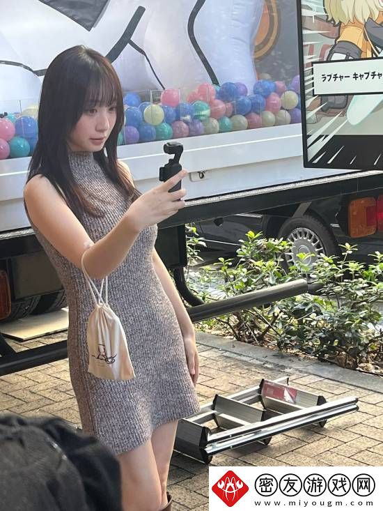 伊织萌妮姬线下活动新图！修身长裙媚眼如丝