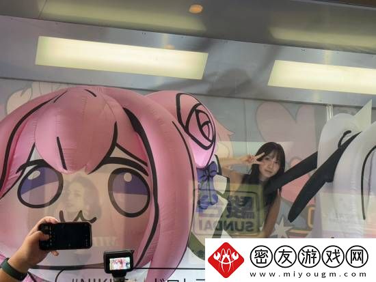 伊织萌妮姬线下活动新图！修身长裙媚眼如丝