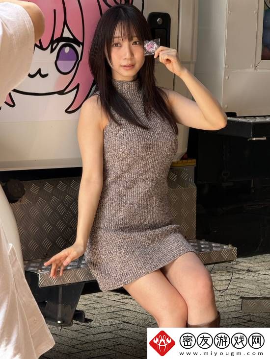 伊织萌妮姬线下活动新图！修身长裙媚眼如丝