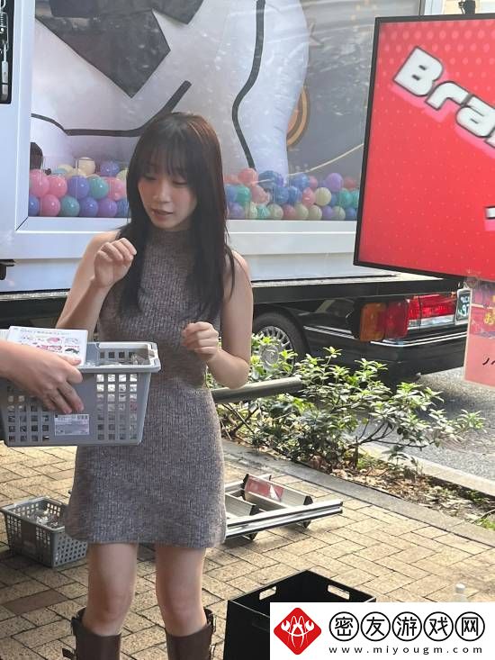 伊织萌妮姬线下活动新图！修身长裙媚眼如丝