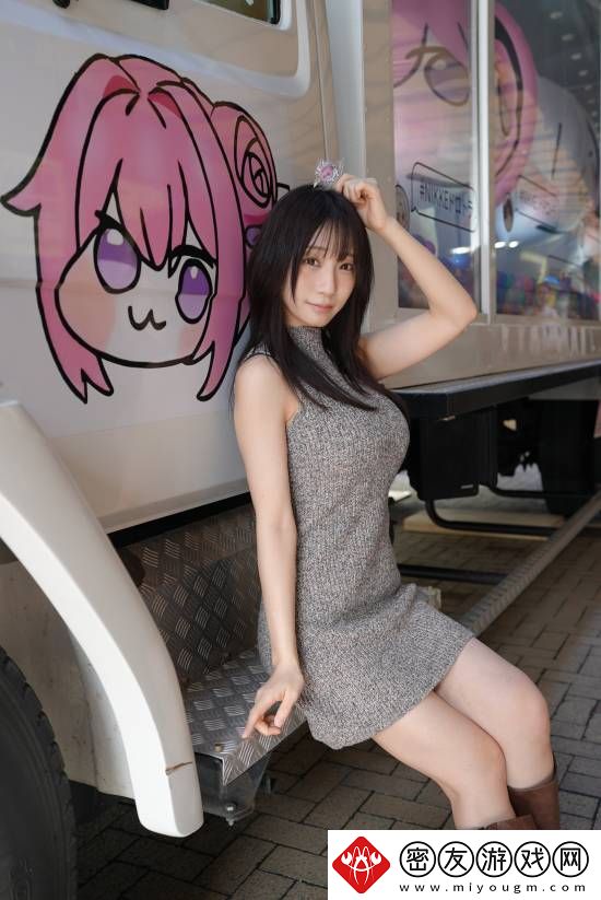 伊织萌妮姬线下活动新图！修身长裙媚眼如丝