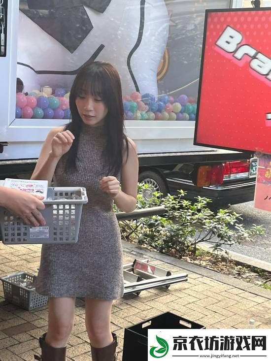 伊织萌妮姬线下活动新图！修身长裙媚眼如丝
