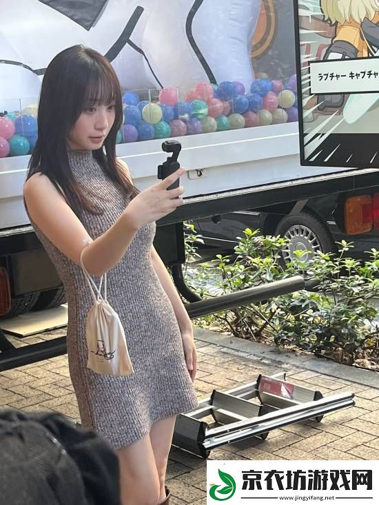 伊织萌妮姬线下活动新图！修身长裙媚眼如丝