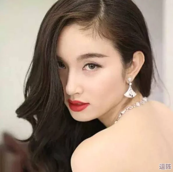 91丨九色丨丰满人妖：绝美容颜-性感身材-惊艳全场的神秘魅力