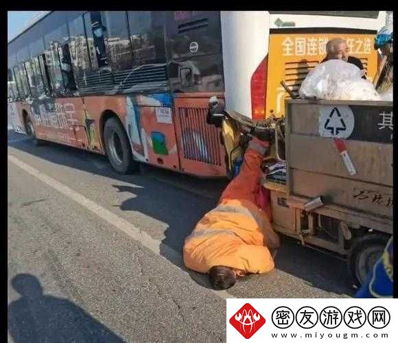 在公交车上被撞了八次高：为何如此倒霉