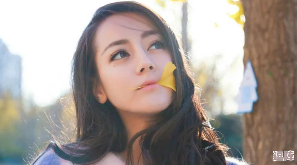 申鹤脸红羞涩流眼泪翻白眼-网友热议其真实情感与反应引发广泛关注和讨论