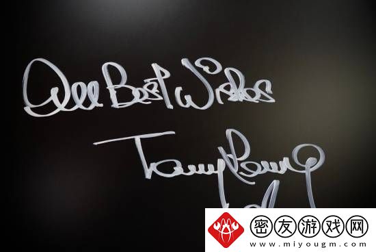 梦幻会面！梁朝伟造访小岛秀夫公司