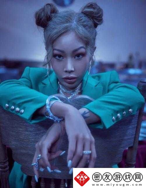 南韩第一女rapper引领潮流风尚