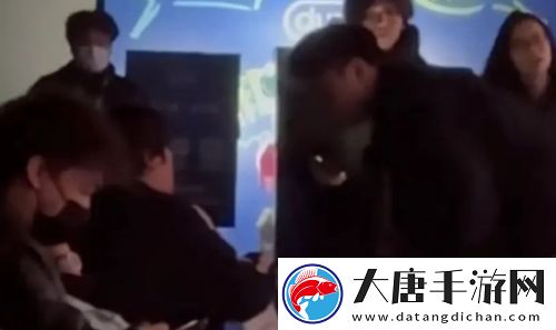 LPL现场女粉殴打工作人员-情绪激动难控制-被强行拉走永久不许观赛