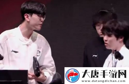 LPL现场女粉殴打工作人员